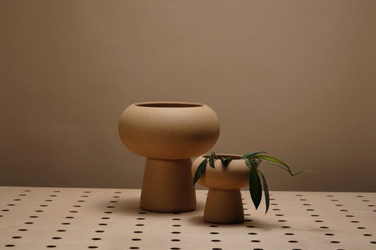 Large Orbital Pedestal Planter, Naked Speckled Tan